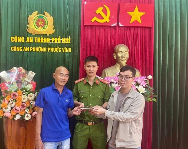 Nhặt được điện thoại trả về chủ cũ