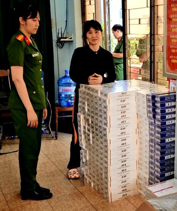 Khởi tố đối tượng mua bán hàng cấm