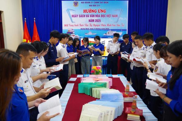 Cán bộ chiến sĩ Hải đội 211 hưởng ứng Ngày Sách  Văn hóa đọc Việt Nam lần thứ 4-2025