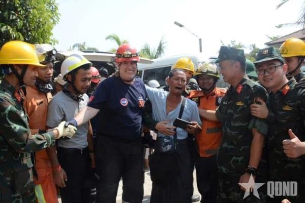 Vỡ òa, thanh niên 26 tuổi sống sót sau trận động đất được bộ đội Việt Nam và các nước giải cứu