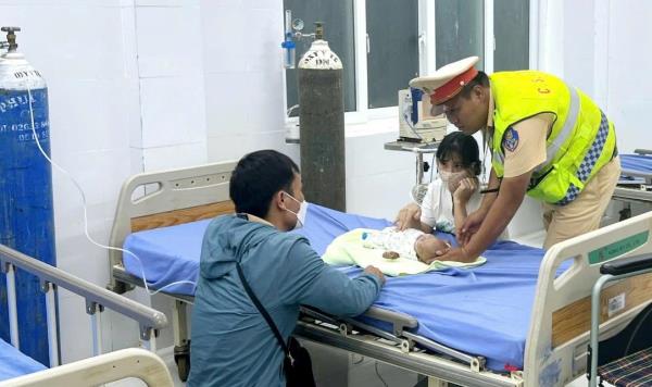 CSGT Đắk Nông nhanh chóng hỗ trợ cháu bé 04 tháng tuổi đang trong cơn nguy kịch đến Bệnh viện cấp cứu kịp thời