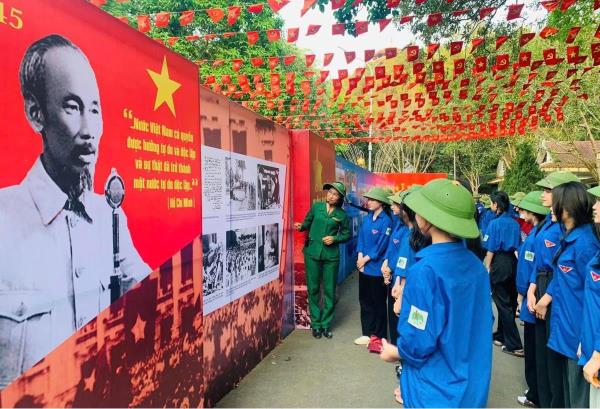 Tổ chức nhiều hoạt động triển lãm chào mừng 50 năm đất nước thống nhất