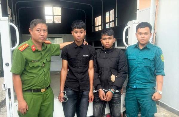 Bắt quả tang 2 con nghiện trữ ma túy