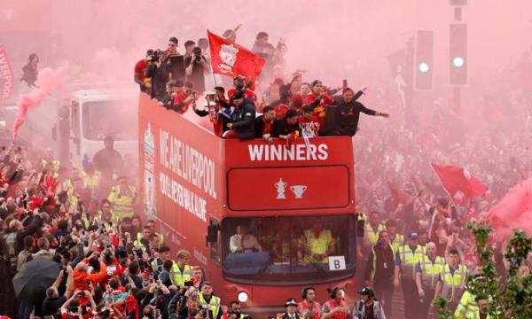 Cúp dâng tận miệng Liverpool