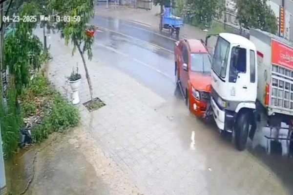 Tránh xe máy bị ngã, xe chở gas va chạm ô-tô bán tải rồi tông sập cửa vựa trái cây