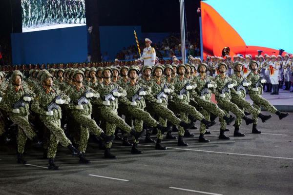 Lần đầu tiên quân đội quốc tế sát cánh cùng Việt Nam trong sơ duyệt diễu binh lịch sử