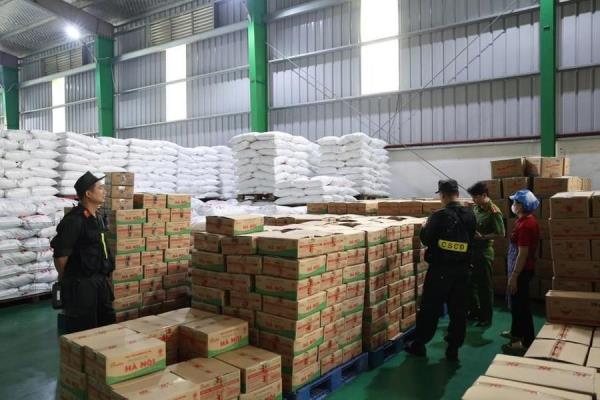 Đột kích Công ty Famimoto, Công an Phú Thọ thu giữ hàng trăm tấn hạt nêm, dầu ăn, mì chính giả
