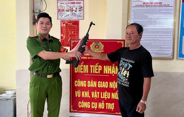 Hàng nóng trong bãi phế liệu