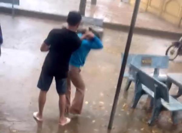 Xác minh clip người đàn ông vào trường hành hung giáo viên