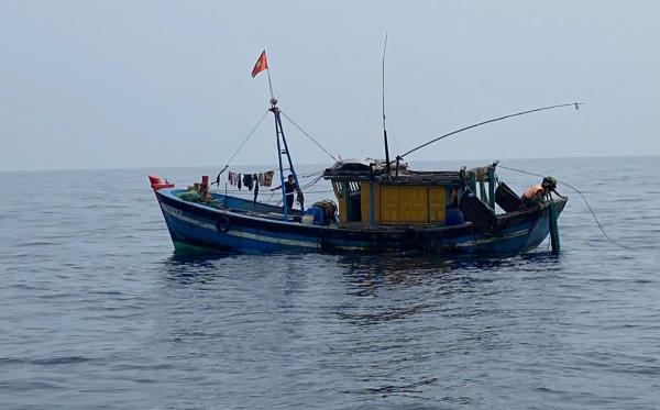 Bắt giữ tàu cá khai thác thủy sản trái phép