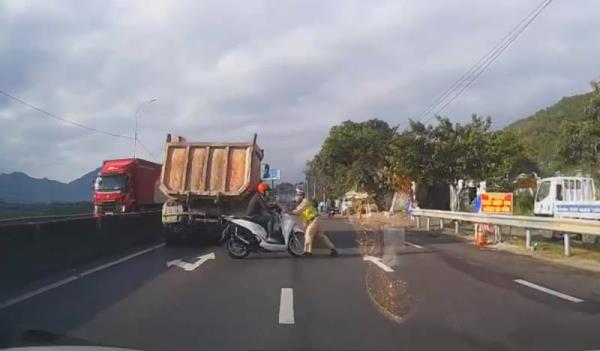 Khởi tố đối tượng điều khiển xe SH thông chốt tông Cảnh sát giao thông