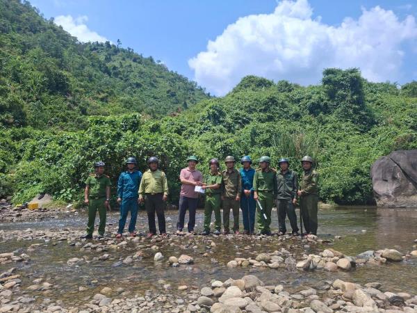Thăm, động viên lực lượng đảm bảo ATGT, ANTT phòng chống cháy rừng dịp nghỉ lễ