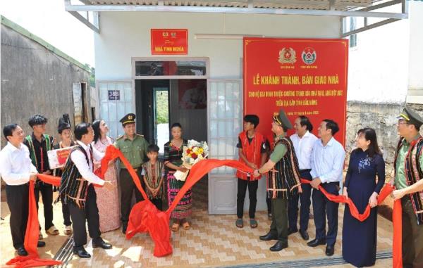 Bộ Công an trao kinh phí hỗ trợ tỉnh Đắk Nông xóa nhà tạm, nhà dột nát