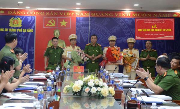 4 đảng viên thuộc Công an TP Đà Nẵng nhận Huy hiệu 30 năm tuổi Đảng