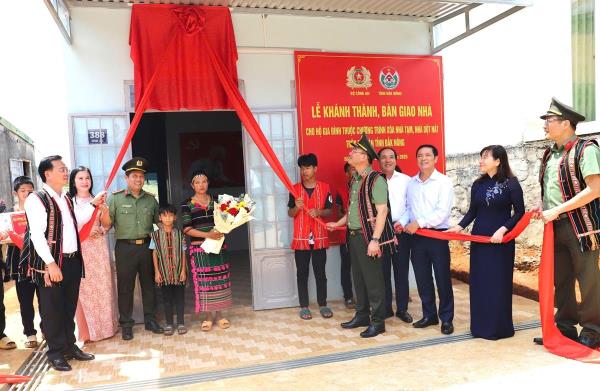 Bộ Công an trao kinh phí hỗ trợ tỉnh Đắk Nông xoá nhà tạm, nhà dột nát