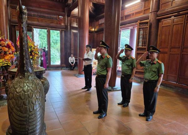 Đoàn công tác của Công an TP Đà Nẵng dâng hoa, dâng hương tại Khu Di tích Quốc gia đặc biệt Kim Liên (huyện Nam Đàn, tỉnh Nghệ An)