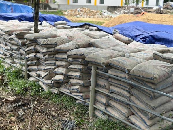 Tạm đình chỉ công tác chủ tịch xã vì để hàng chục tấn xi măng hoá đá