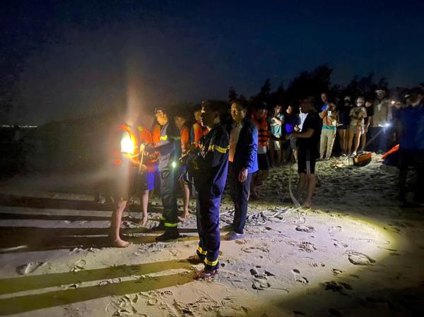 Tắm biển, 2 em học sinh tử vong và 3 em mất tích do sóng biển cuốn ra xa