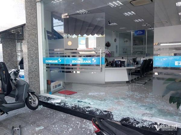 Cảnh sát vây bắt đối tượng đạp vỡ cửa kính, cướp ngân hàng