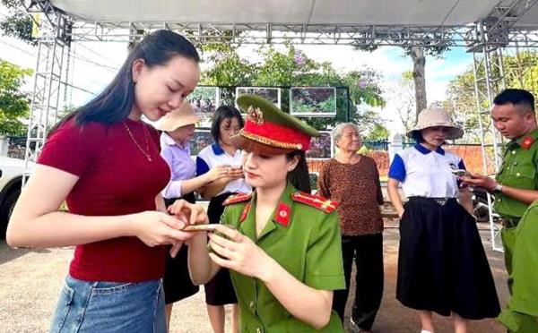 Công an tỉnh Đắk Nông tuyên truyền, hướng dẫn người dân góp ý Dự thảo sữa đổi, bổ sung Hiến pháp qua VneID