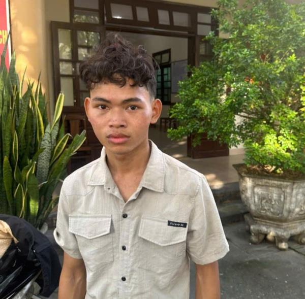 Tới bệnh viện thăm sinh, đâm chết người rồi ra đầu thú