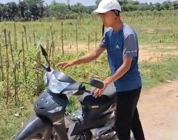 Móc cốp xe máy giữa đồng