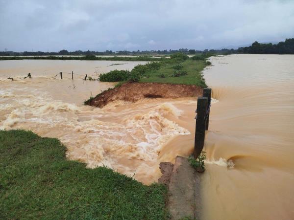 Người dân Hà Tĩnh thiệt hại nặng do mưa lớn gây ngập lụt