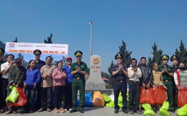 Giao lưu, tặng quà cho nhân dân xã biên giới Việt - Lào