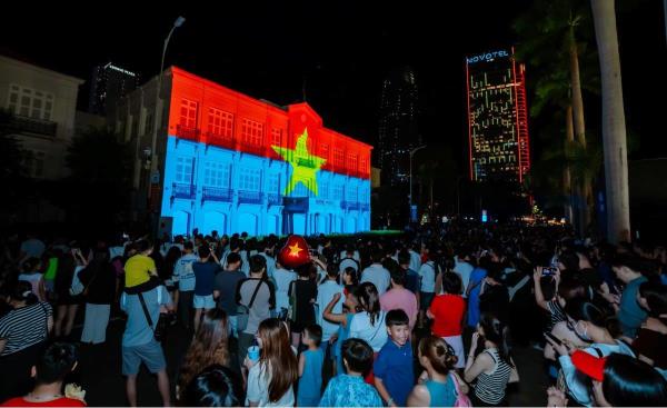 Du khách tiếp tục đổ về Đà Nẵng