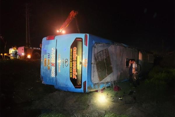 Lật xe khách, nhiều người may mắn thoát nạn