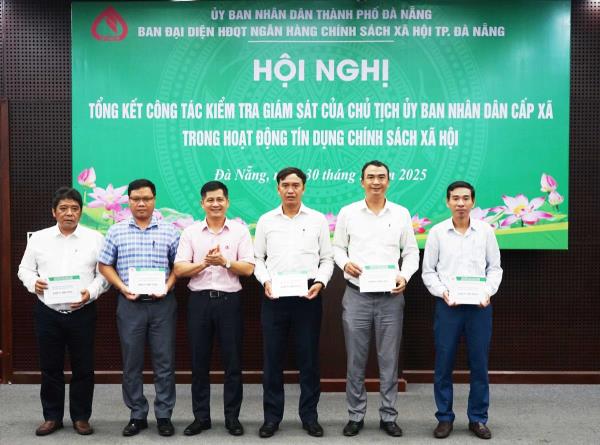Đà Nẵng: Tuyên dương 24 chủ tịch xã, phường làm tốt công tác kiểm tra, giám sát tín dụng CSXH