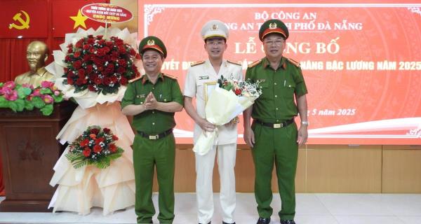 Thượng tá Nguyễn Đại Đồng, Phó Giám đốc Công an TP được thăng cấp bậc hàm Đại tá