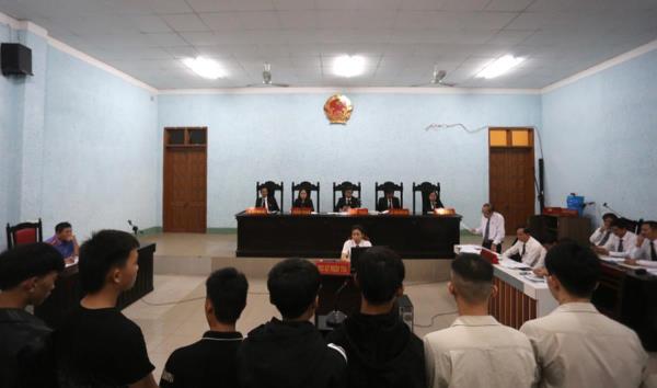 Nhóm thanh thiếu niên làng xộ khám vì 49 gặp 50