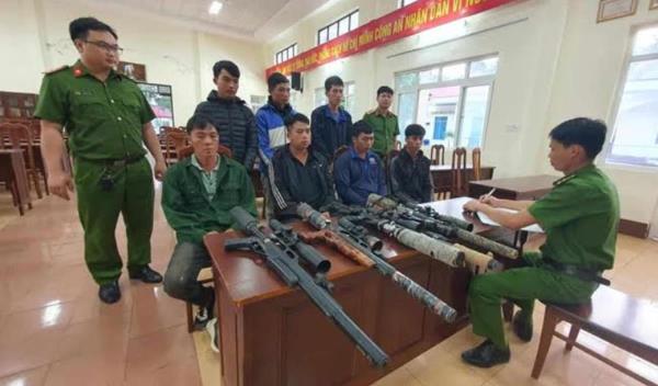Phát hiện 7 đối tượng mang 4 khẩu súng tự chế vào rừng săn bắn