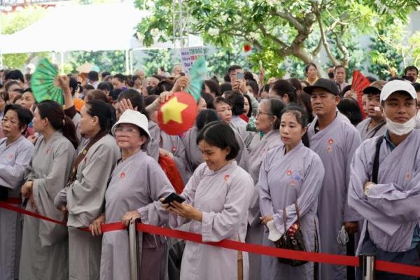 Hàng ngàn người chiêm bái xá lợi trái tim Bồ tát Thích Quảng Đức