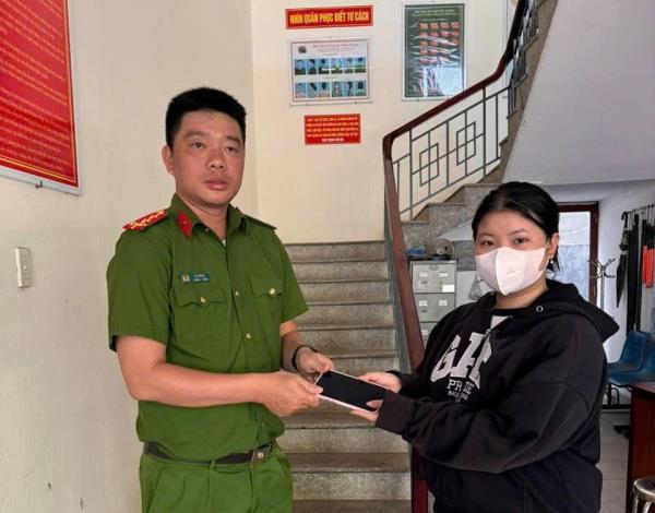 Công dân cảm ơn tinh thần vì nhân dân phục vụ của lực lượng Công an khi nhận lại tài sản đánh rơi