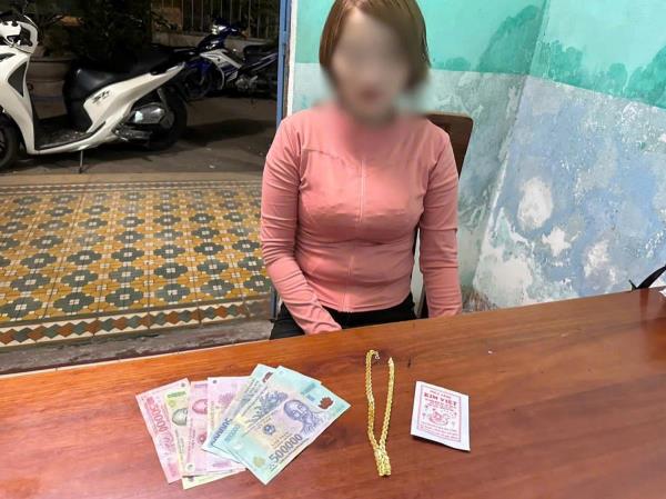 Nữ quái mê vàng