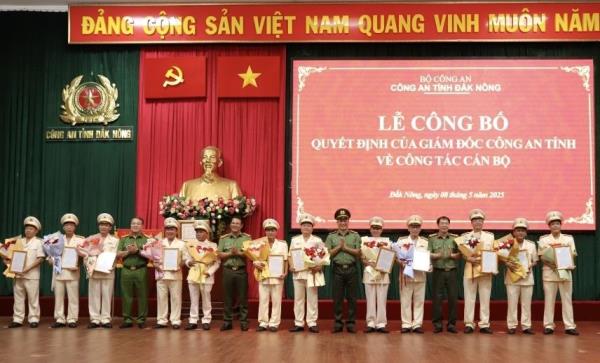 Công an Đắk Nông công bố và trao quyết định nghỉ hưu trước tuổi đối với 10 lãnh đạo cấp phòng