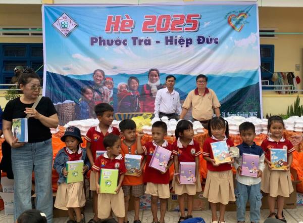 Trao tặng gần 1000 suất quà cho  bà con, trẻ em xã Phước Trà