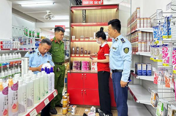 Tạm giữ 287 sản phẩm thực phẩm chức năng, sữa, mỹ phẩm nước ngoài nhập lậu