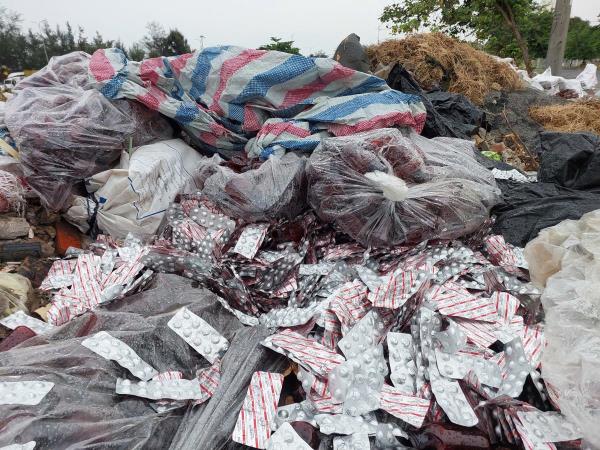 Hàng trăm vĩ thuốc tân dược còn hạn sử dụng bị vứt bỏ tại bãi rác ven đường