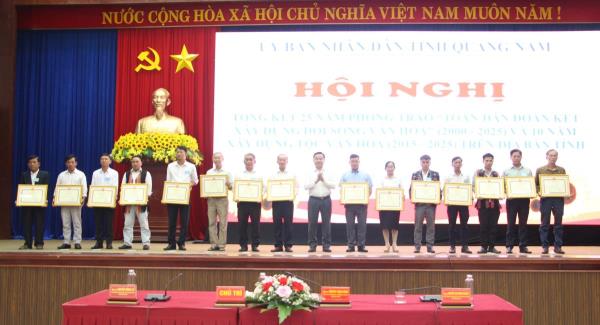 Tuyên dương nhiều tập thể, gia đình, cá nhân đóng góp trong xây dựng đời sống văn hóa và Tộc văn hóa
