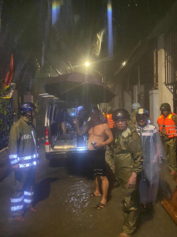 Đà Nẵng mưa lớn, rốn lụt Mẹ Suốt ngập cục bộ giữa đêm