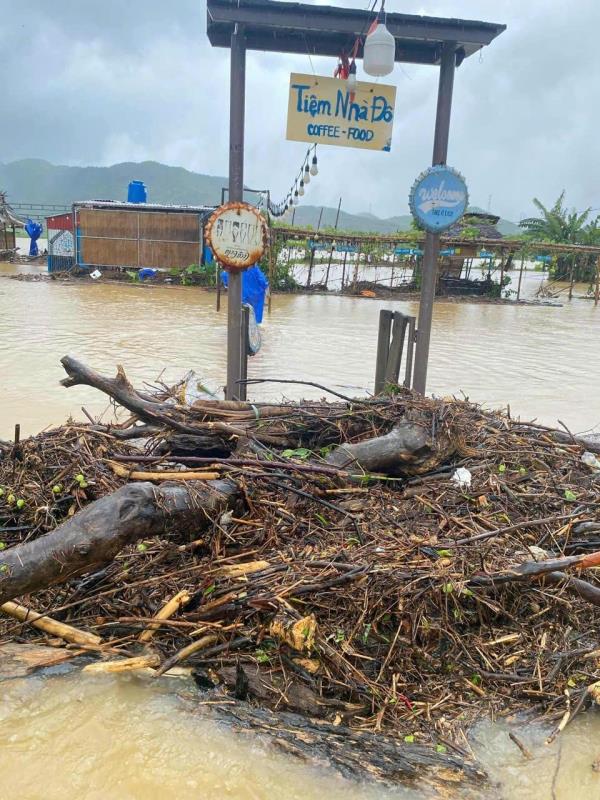 Mưa lớn ảnh hưởng cơn bão số 1, nước sông Cu Đê lên nhanh, nhiều khu dân cư, đất sản xuất, hoa màu ngập lụt
