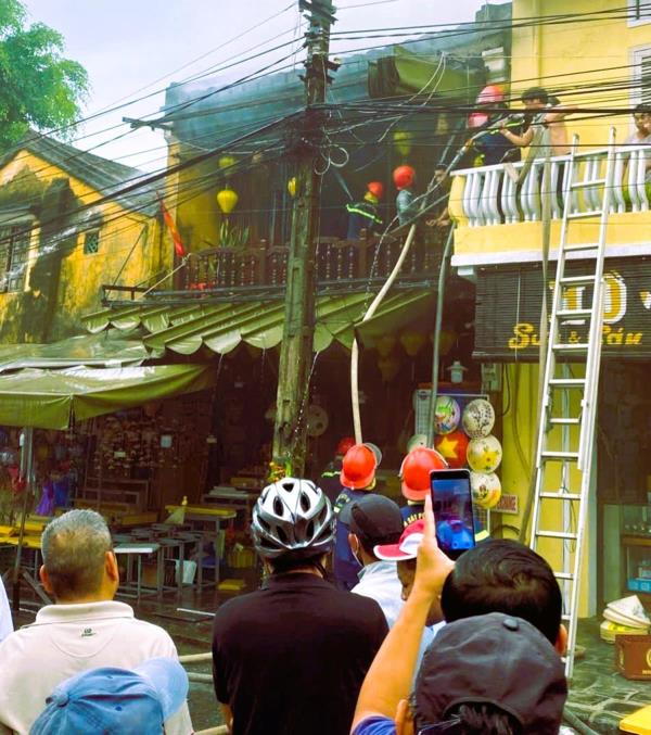 Kịp thời dập tắt đám cháy trong phố cổ