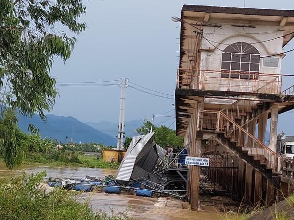 Khẩn trương tháo gỡ bè cá, đảm bảo an toàn đập An Trạch