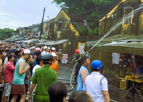 Kịp thời đập tắt đám cháy cửa hàng lưu niệm trên địa bàn tại phố cổ Hội An