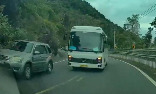 Xử lý tài xế vượt ẩu trên đèo