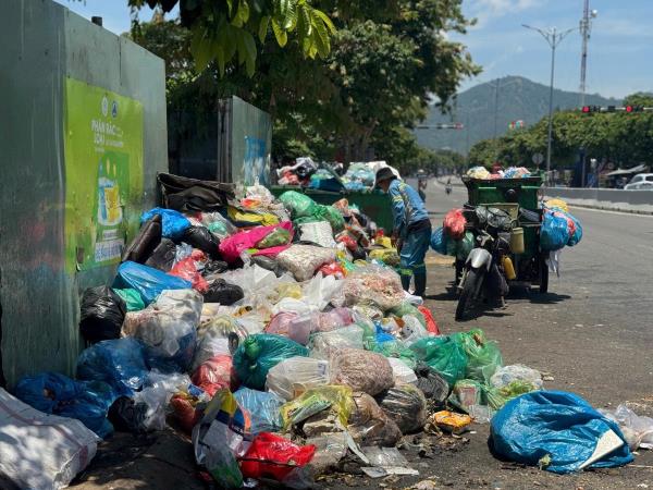 Vì sao rác sinh hoạt dồn ứ trên nhiều tuyến phố ở quận Liên Chiểu?