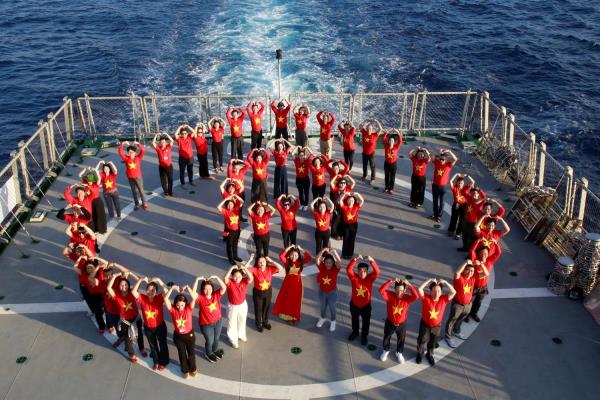 TỔ QUỐC nơi nghìn dặm xa